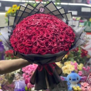 Large bouquet of natural red roses